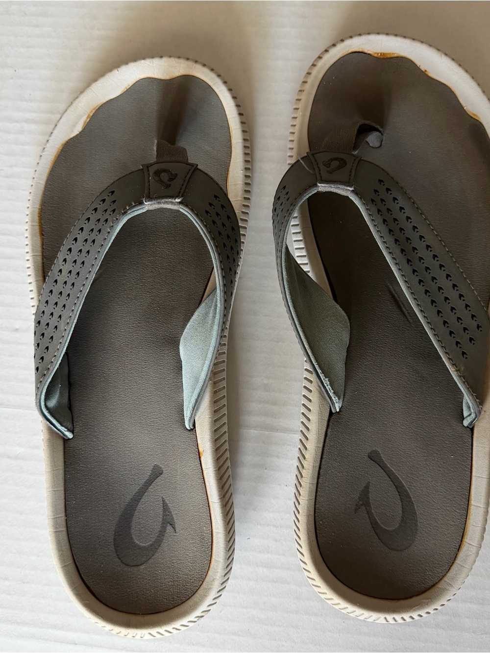 OluKai Men's Ulele Gray Flip-Flop Sandals